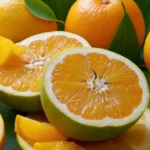 Ánacardos jugosos con piel verde brillante y un racimo de semillas de color amarillo-orange en el centro