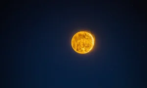 Bola amarilla brillante de luz