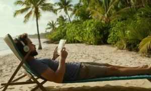 Una persona que se relaja en una playa