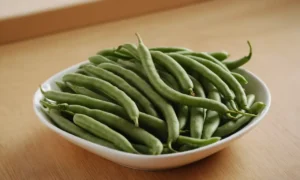 Frijoles verdes brillantes en un plato poco profundo