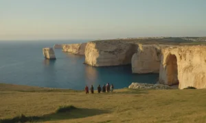 Una cálida puesta de sol o un atardecer dorado con un paisaje maltés con campos