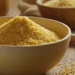 Tazón de pasta amarilla con granos y cuerdas