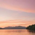 puesta de sol sobre aguas tranquilas