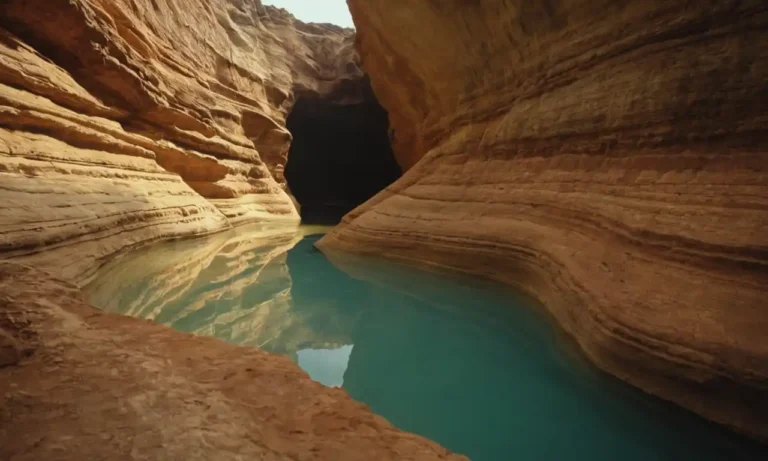 Estratos subterráneos saturados de agua