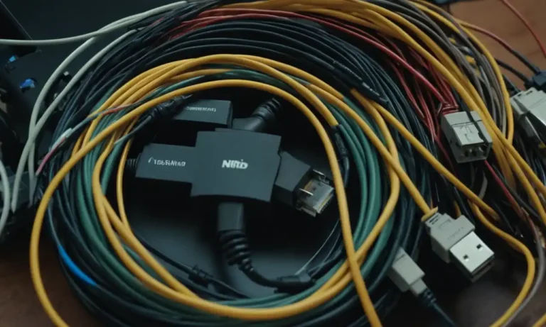 Cables de red enrollados alrededor de un hub o conmutador