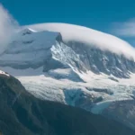 Frozen montañosa con picos cubiertos de nieve