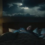 Una persona acostada en una cama con ojos cerrados