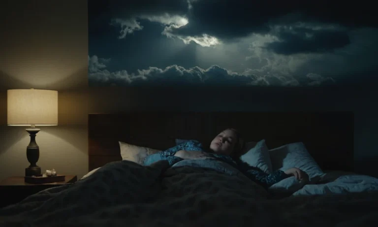 Una persona acostada en una cama con ojos cerrados