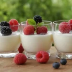 3-5 bolas o vasos transparentes llenos de un líquido blanco cremoso
