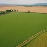 Una vasta zona plana de tierra natural o cultivada
