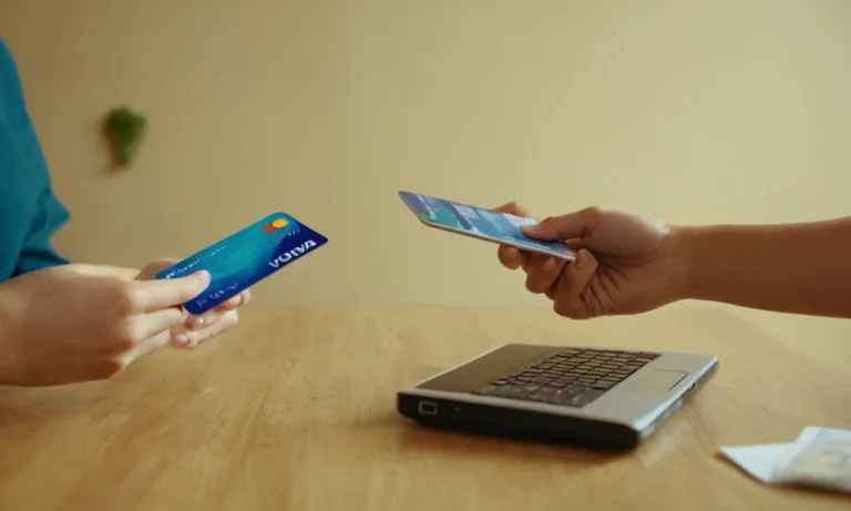 Una persona que tiene un teléfono con una tarjeta de crédito o declaración bancaria en pantalla