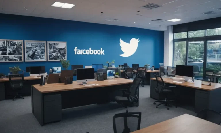 Una oficina moderna o espacio de trabajo con varios iconos de redes sociales como Facebook