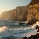 Olas oceánicas 3D chocando contra la costa rocosa