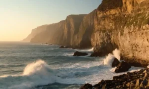 Olas oceánicas 3D chocando contra la costa rocosa