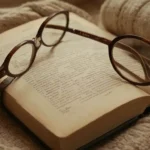 Beige cálido o fondo de madera con algunas posesiones cuidadosamente colocadas como un libro desgastado