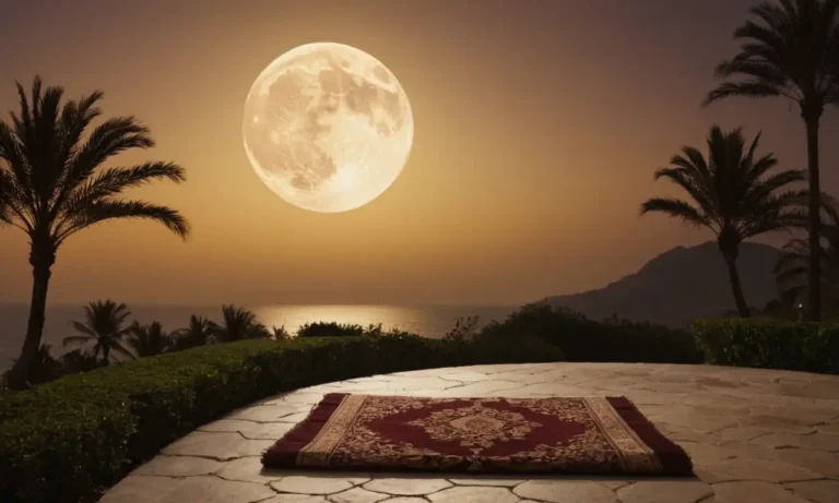 La luz de la luna ilumina un paisaje sereno