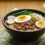 Un cuenco caliente de vapor de fideos de ramen con textura primaveral