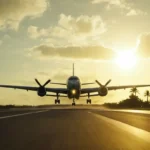 Un avión que sale de una pista de aterrizaje del aeropuerto